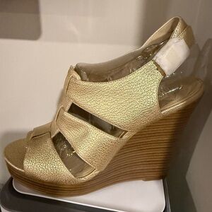 NWT!! Women’s Gold Wedge Sandals 9.5